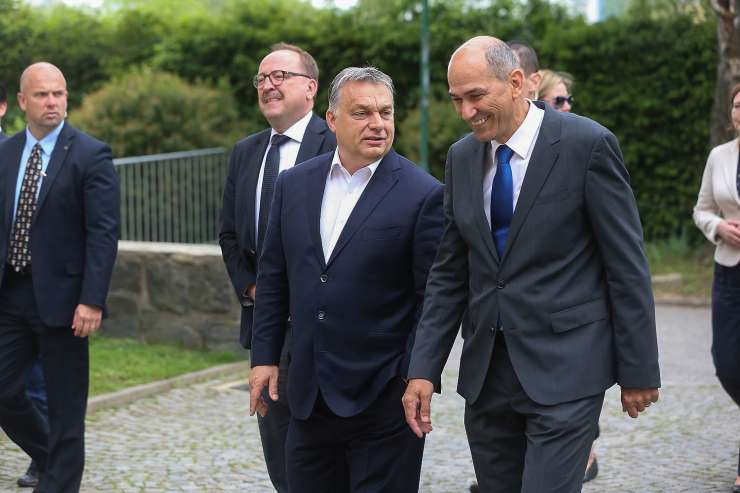 Janša je Webra s helikopterjem vozil po Sloveniji, njegov prijatelj Orban pa Nemca noče več podpirati