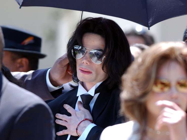 Dokumentarec HBO Michaela Jacksona prikazal kot predatorja, ki je zlorabljal otroke; Jacksonova družina je besna