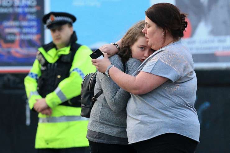 Manchester: 22 mrtvih in 59 ranjenih v eksploziji na koncertu Ariane Grande