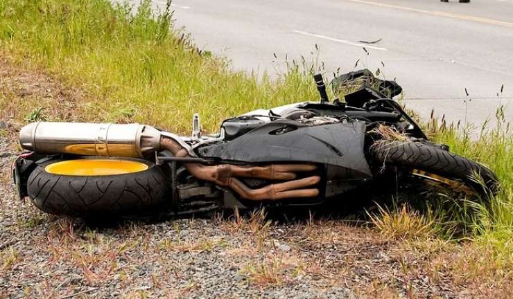 Med Smednikom in Drnovim motorista odneslo s ceste na travnik; umrl je na kraju nesreče