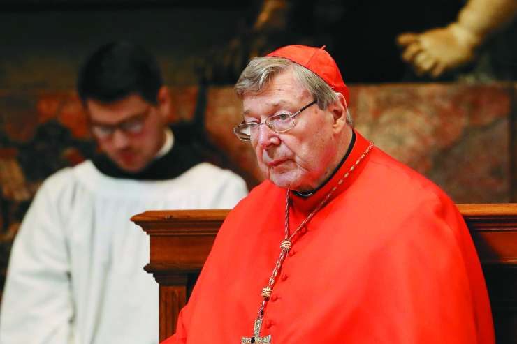 Pedofilski kardinal zaradi drona nad zaporom premeščen v drug, visoko varovani zapor