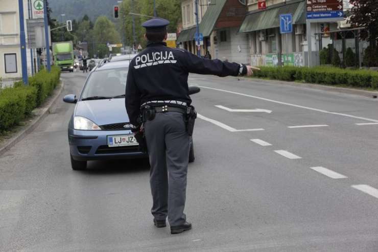 V Solkanu je pijan voznik pred policisti zbežal čez mejo v Italijo