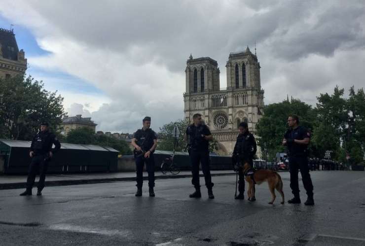 V Notre-Dame danes prva maša po aprilskem požaru
