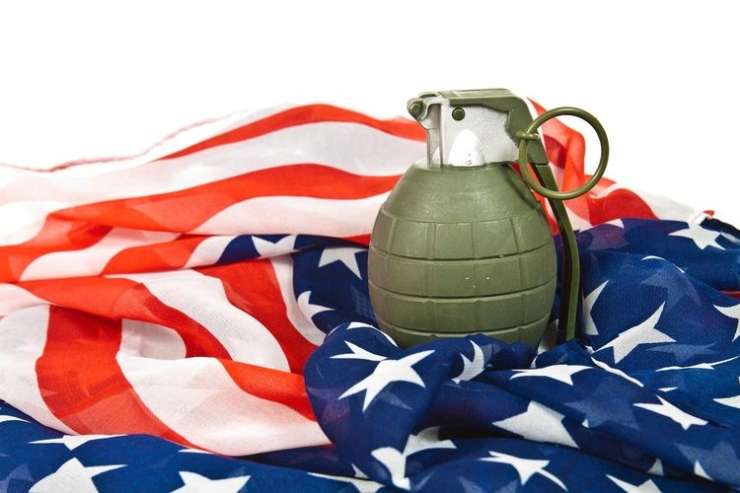 Američanki ni bilo jasno, da je z granato iz druge svetovne vojne ne bodo spustili na letalo