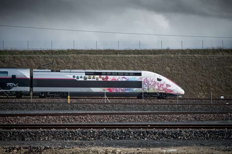 Franciji zaradi stavk v železniškem in letalskem prometu grozi kaos