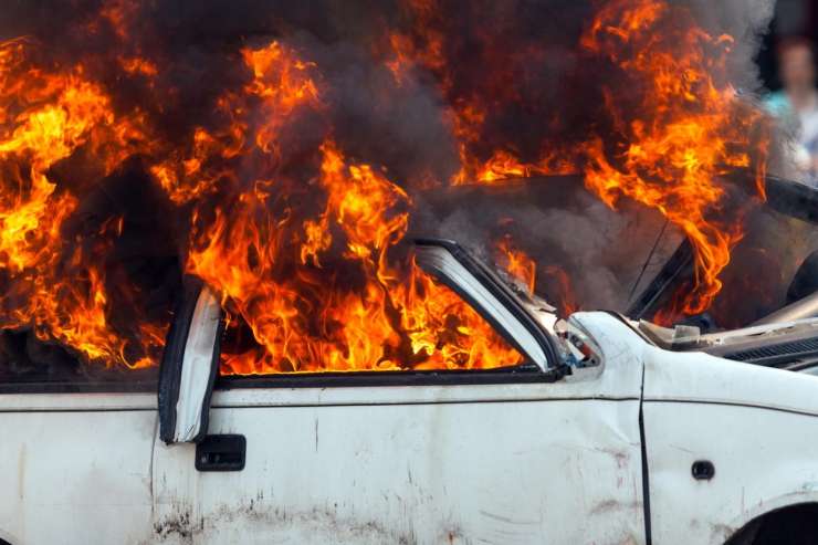 Strašljivo odkritje na Dobrni: na parkirišču zgorel avto, v njem našli truplo
