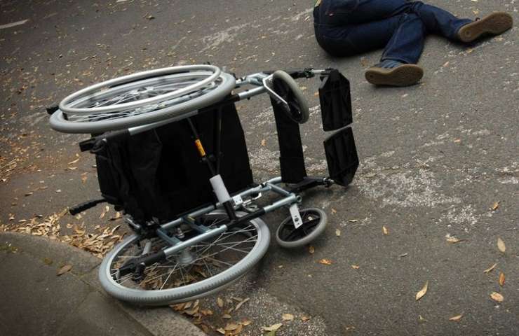 Grozno: pijana voznica povozila invalida na vozičku!