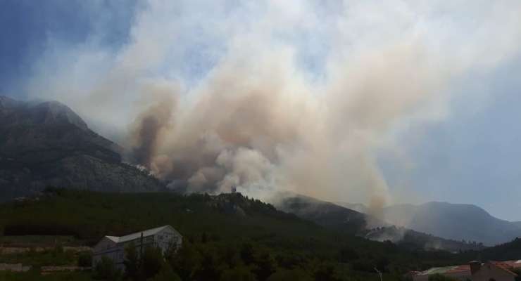 Zaradi požara, ki ogroža naselje, evakuirali Tučepe pri Makarski