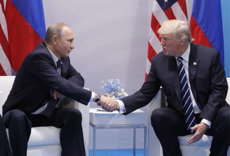 Trump zanika, da bi načrtoval državni udar; Putin naj bi ruskim agentom naročil, naj Trumpu pomagajo dobiti volitve 2016