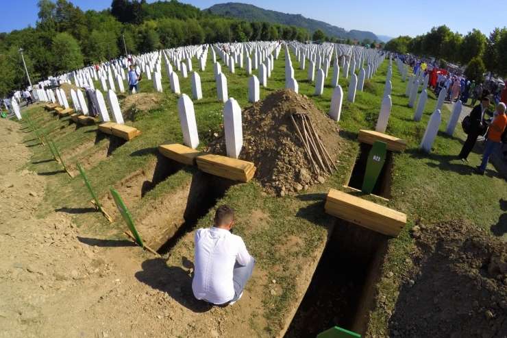 Osrednja slovesnost ob 25. obletnici genocida v Srebrenici v senci pandemije