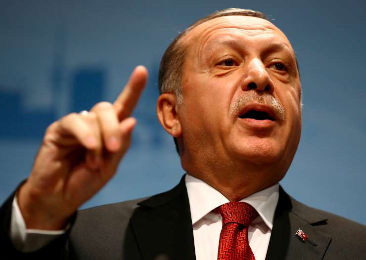 Islamist Erdogan podprl vstajo rumenih jopičev