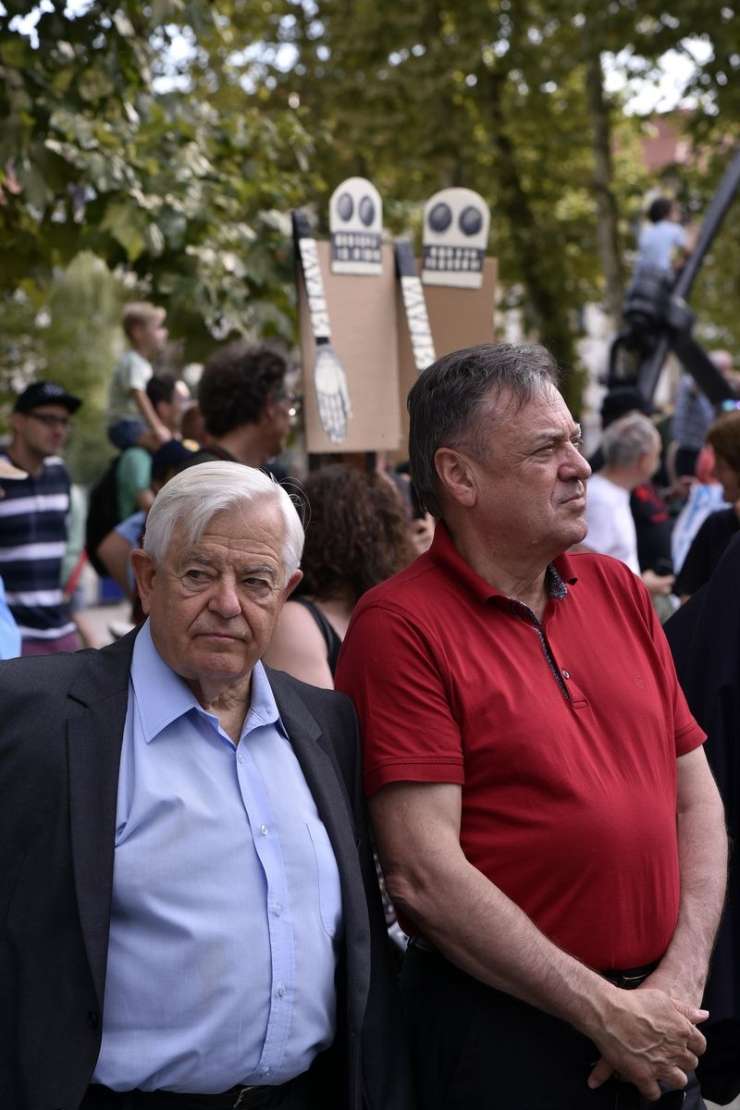 Kučan in Janković z ramo ob rami na otvoritvi spomenika žrtvam vseh vojn (FOTO)