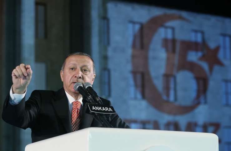 Erdogan grmi: Turčija se ne bo zlomila pod grožnjami