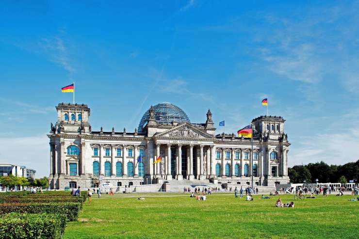 Skrajna skupina "Državljani rajha" načrtovala napad na nemški parlament