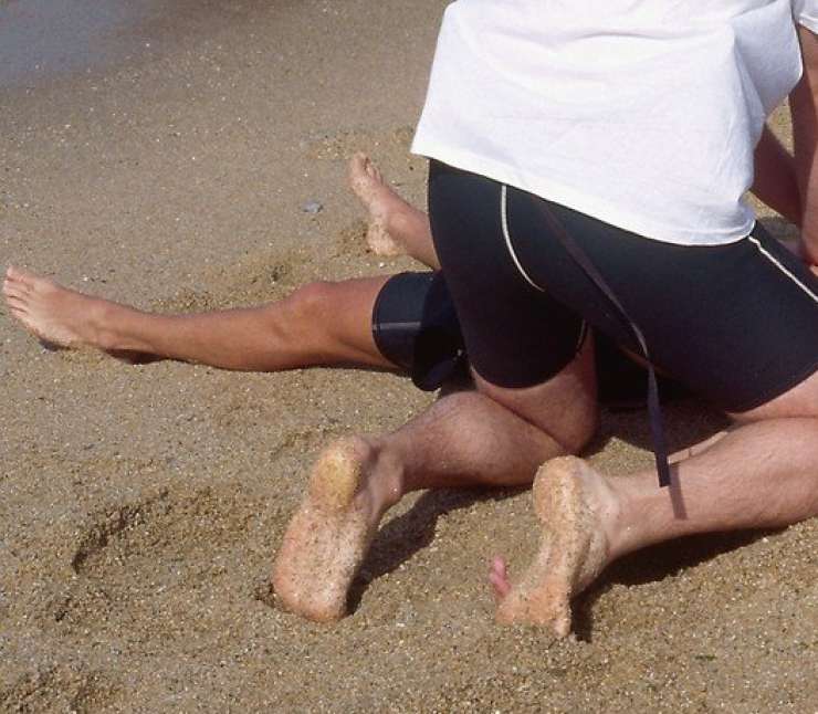 Moški si je na plaži skopal pregloboko luknjo in nato v njej utonil