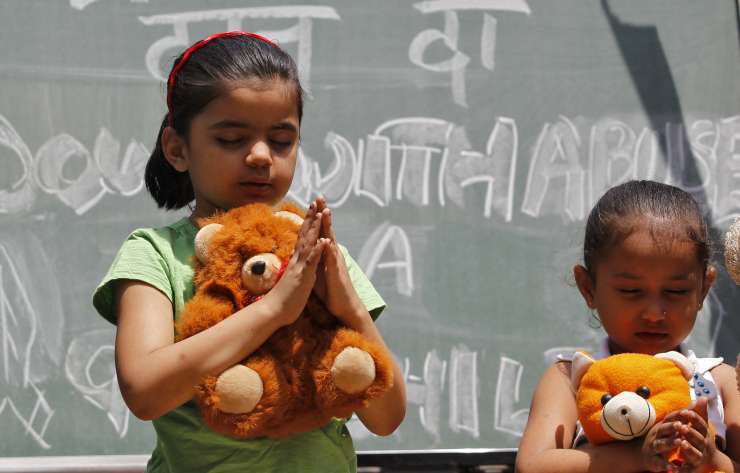 Indijci brez milosti: posiljevalce otrok čaka smrtna kazen