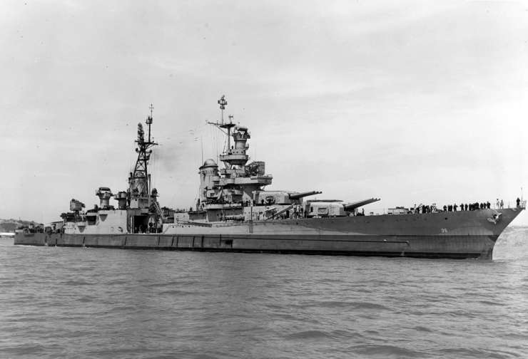 Našli ostanke ameriške ladje, ki je prevažala atomsko bombo, posadko pa so požrli morski psi