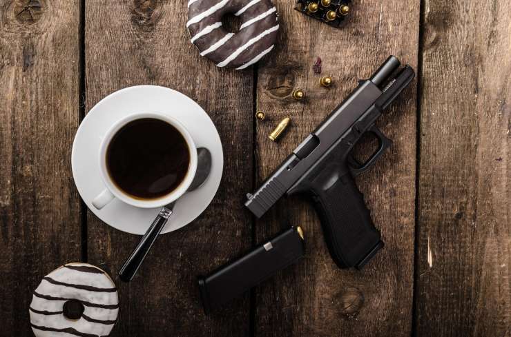 Na kavo s pištolo: trije milijoni Američanov ne gredo nikamor brez orožja