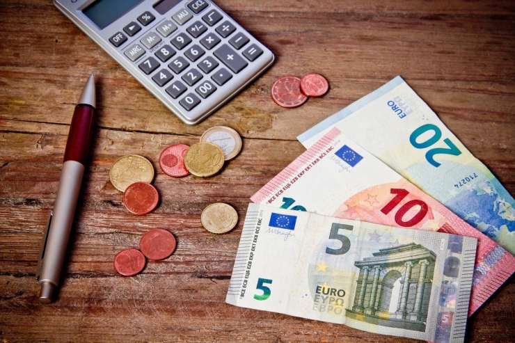 Temne prerokbe. Bo evro propadel in bodo prihranki Slovencev skopneli?