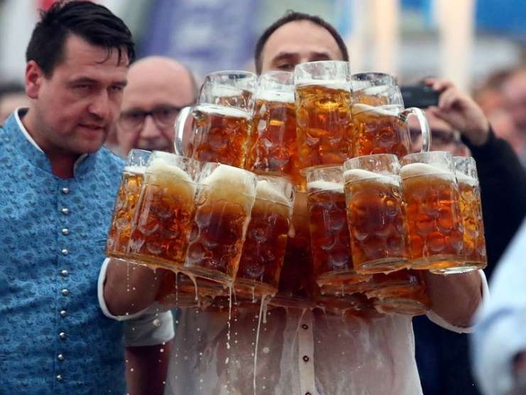 Junaški nemški natakar naenkrat nesel 29 vrčev piva in podrl svetovni rekord