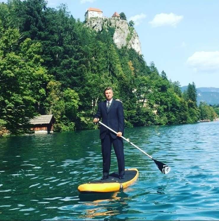 Erjavec podpira Pahorja: Supanje po Blejskem jezeru je del odnosov z javnostmi