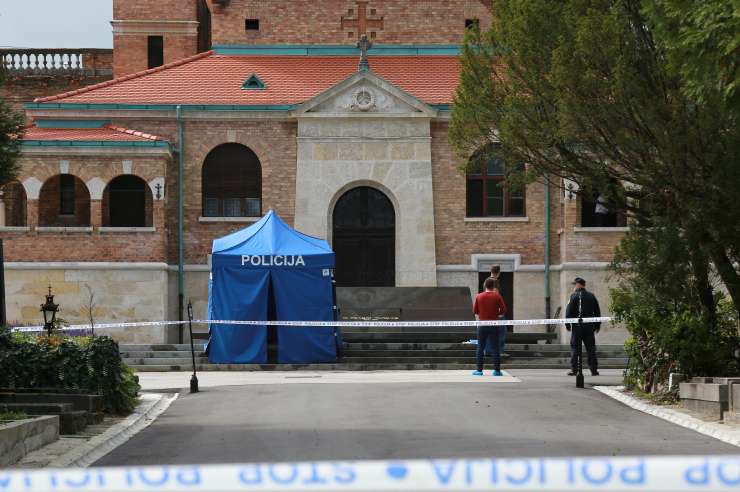 Srhljivo: Zagrebški fotograf si je na Tuđmanovem grobu pognal kroglo v glavo