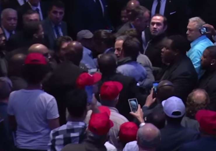 VIDEO: Erdogan je govoril, protestniki v dvorani pa so se tepli z varnostniki