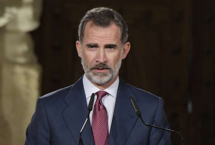 Španski kralj Felipe obsoja "nesprejemljiv poskus odcepitve" Katalonije