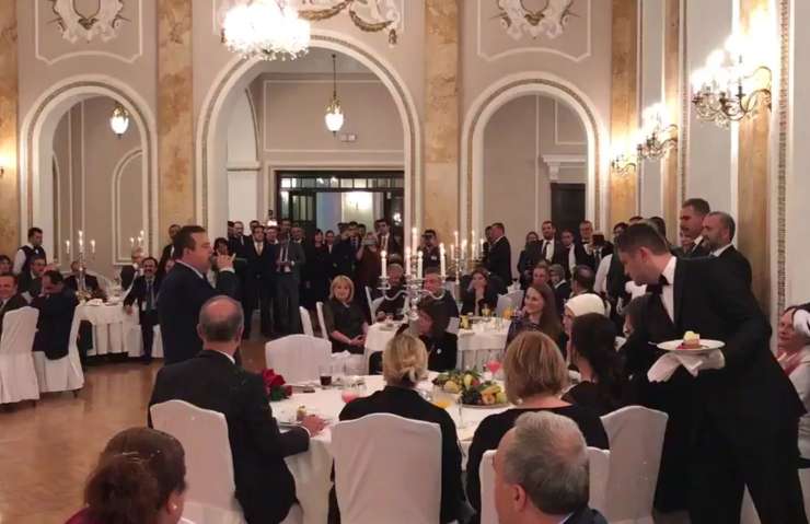 Srbi se držijo za glave: zunanji minister Dačić je Erdoganu prepeval v turščini (VIDEO)