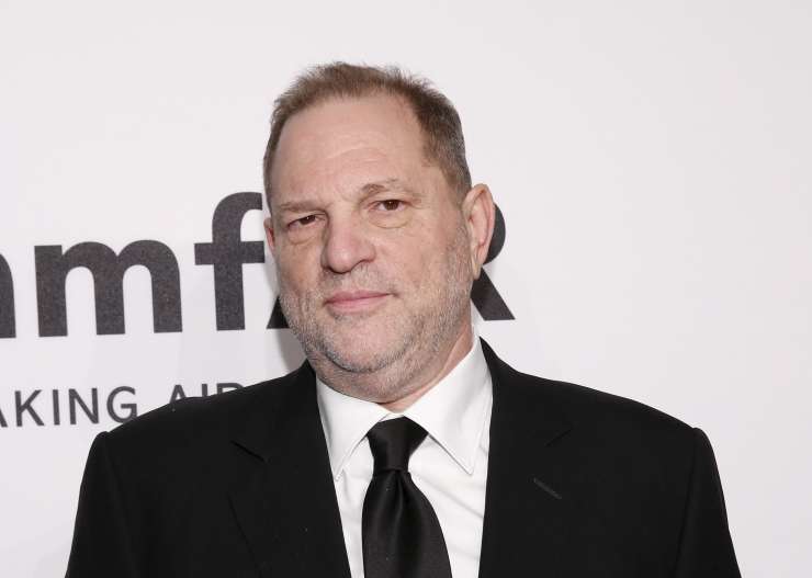 Zloglasni producent Harvey Weinstein se je predal policiji