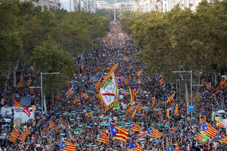 Odstavljeni katalonski predsednik bo boj za neodvisnost Katalonije nadaljeval v Evropi