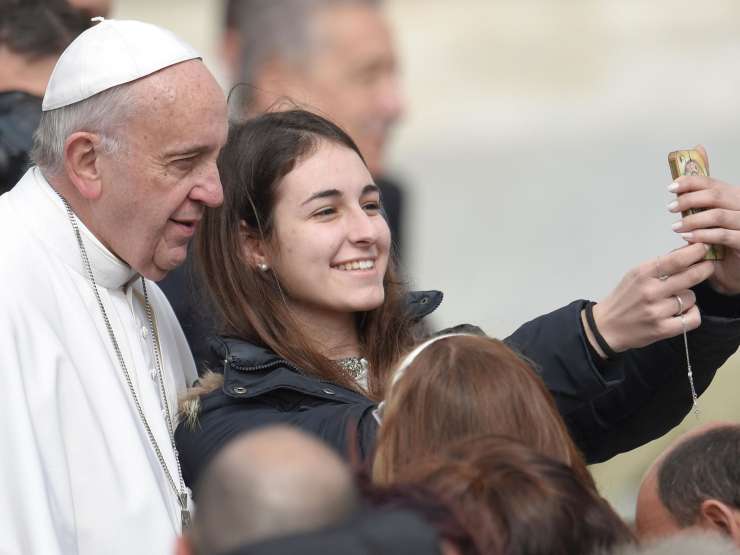 Papež je žalosten, ko med svojo mašo vidi duhovnike, ki ga fotografirajo