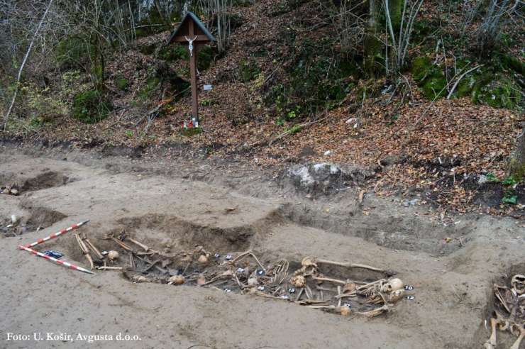 Partizanski pokol Romov pri Ljubljani: izkopali so ostanke 53 ljudi, med žrtvami tudi otroci