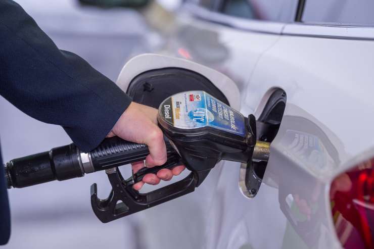 Hrvaška za 30 dni omejila ceno goriv