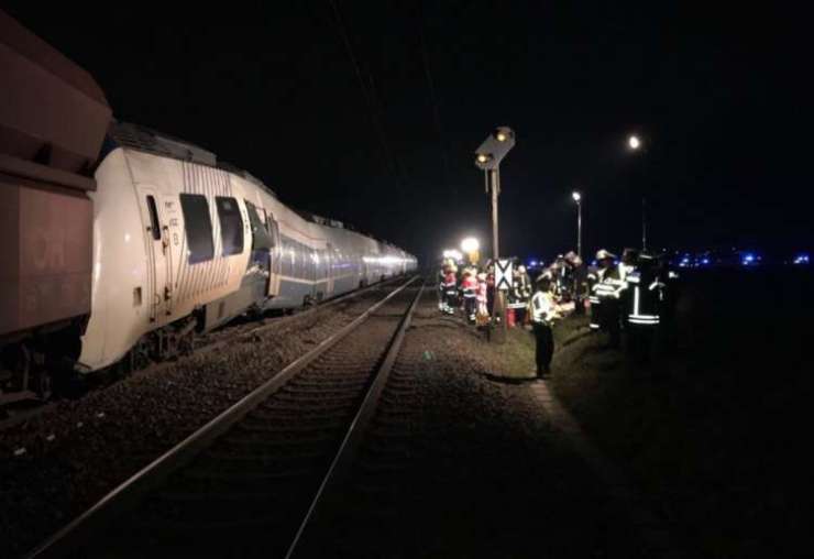 V železniški nesreči v Nemčiji okoli 50 ranjenih