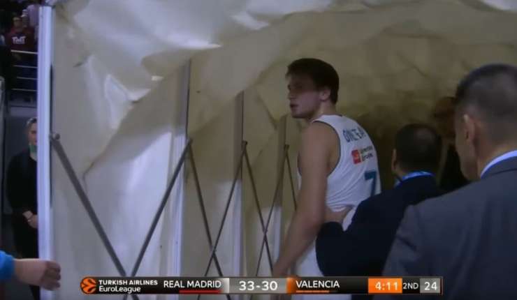 Luka, kaj delaš?! Dončić skoraj zlomil nos nasprotniku, bil izključen in se znesel nad tunelom (VIDEO)