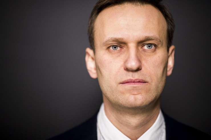 Kremelj se pritožuje, ker so sodelavci Navalnega dokazni material o zastrupitvi odpeljali iz države