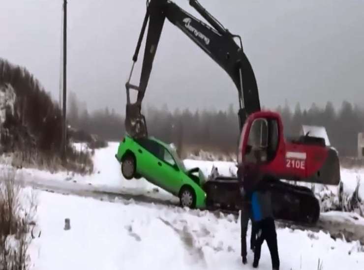 Samo v Rusiji: pobesneli bagerist zmečkal avto moških, ki sta ga pretepla (VIDEO)