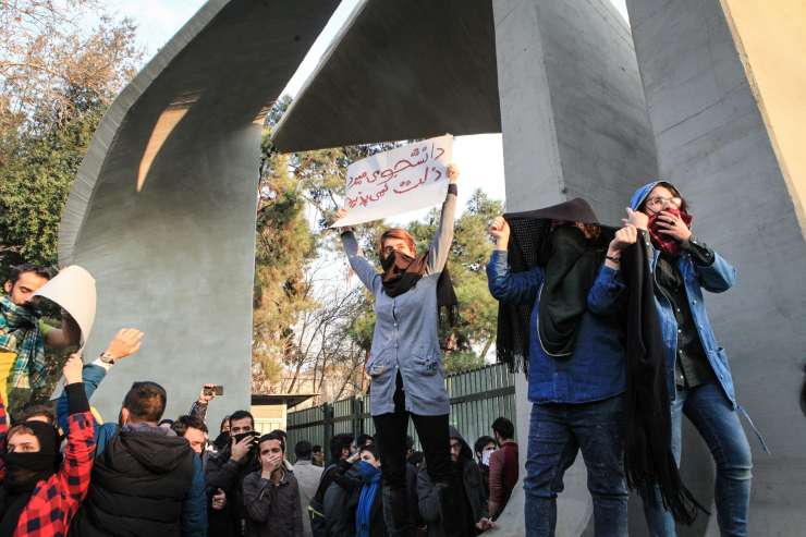 Neverjetno hinavstvo iranskega režima: doma ubija protestnike, obenem pa se zgraža nad policijskim nasiljem v ZDA