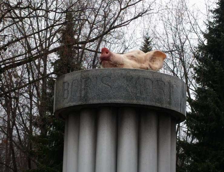 Ustavna pravnika: Svinjska glava na spomeniku Borisu Kidriču pomeni svobodo izražanja!