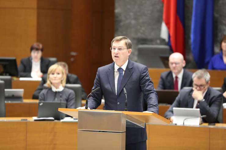 Cerar poslance poziva, naj zavrnejo politiko, ki "degradira slovensko politično prizorišče"