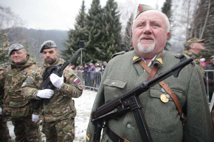 "Partizani" s puškami in brzostrelkami paradirajo po Dražgošah – kdo je to sploh dovolil?