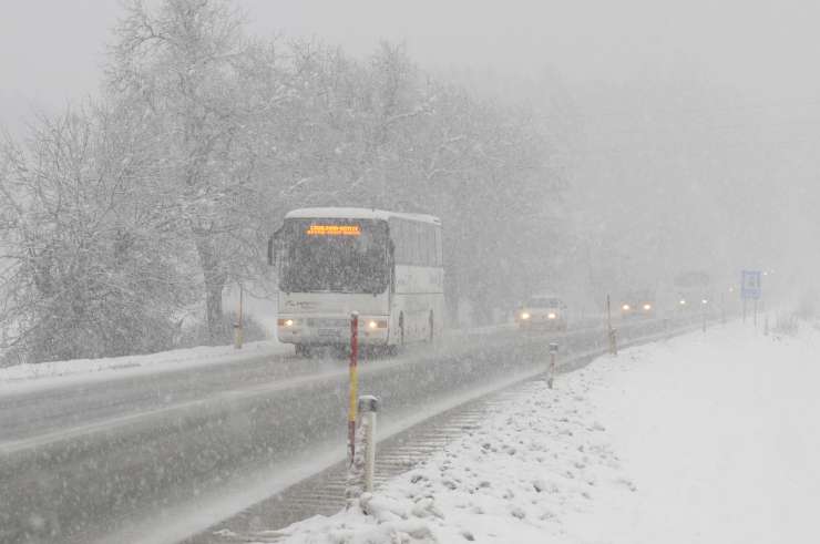 Švedski avtobus po Švici vozil z 1,6 tone snega na strehi