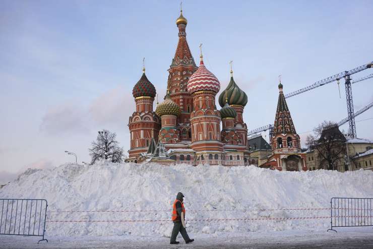 Da bi ohranili zimsko idilo Rusi celo belijo umazani sneg