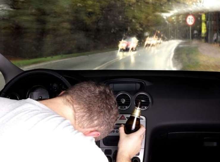 "Ekstremno pijana" za volan: na Gorenjskem ustavili voznika s 3,5 in 2,5 promila alkohola