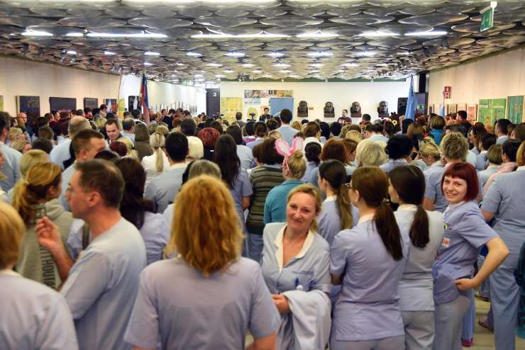 Danes stavkalo med 20.000 in 25.000 zaposlenih v zdravstvu in socialnem varstvu