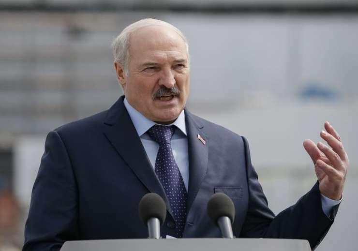 Beloruski predsednik s traktorsko terapijo nad novi koronavirus