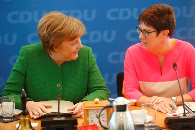Morebitna naslednica Merklove priznava, da je CDU naredila določene napake