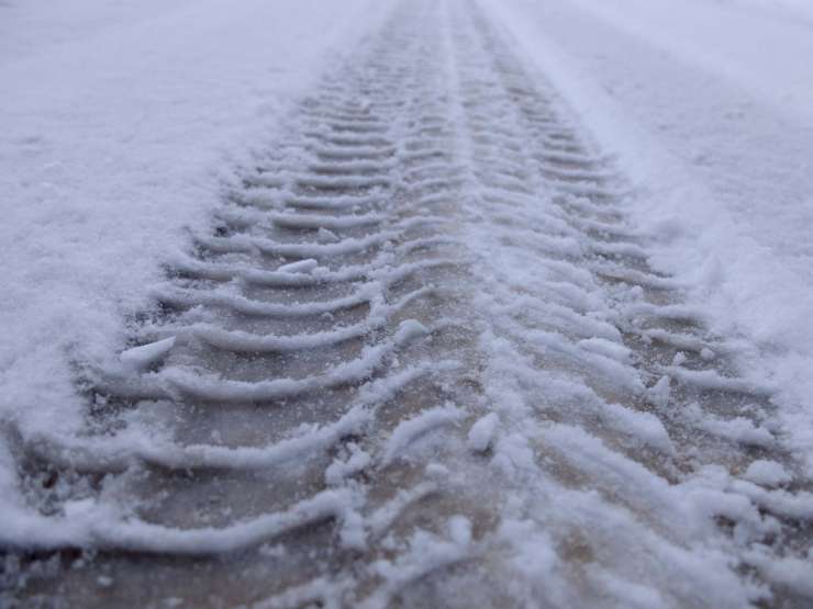 Previdno! Ponekod po državi se sneg že oprijema vozišč