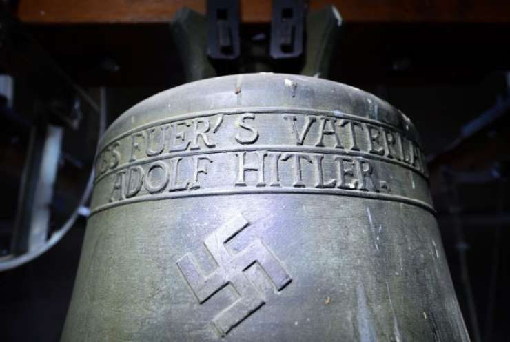 V nemški vasi bo še naprej odzvanjal zvon z napisom "Vse za domovino - Adolf Hitler"